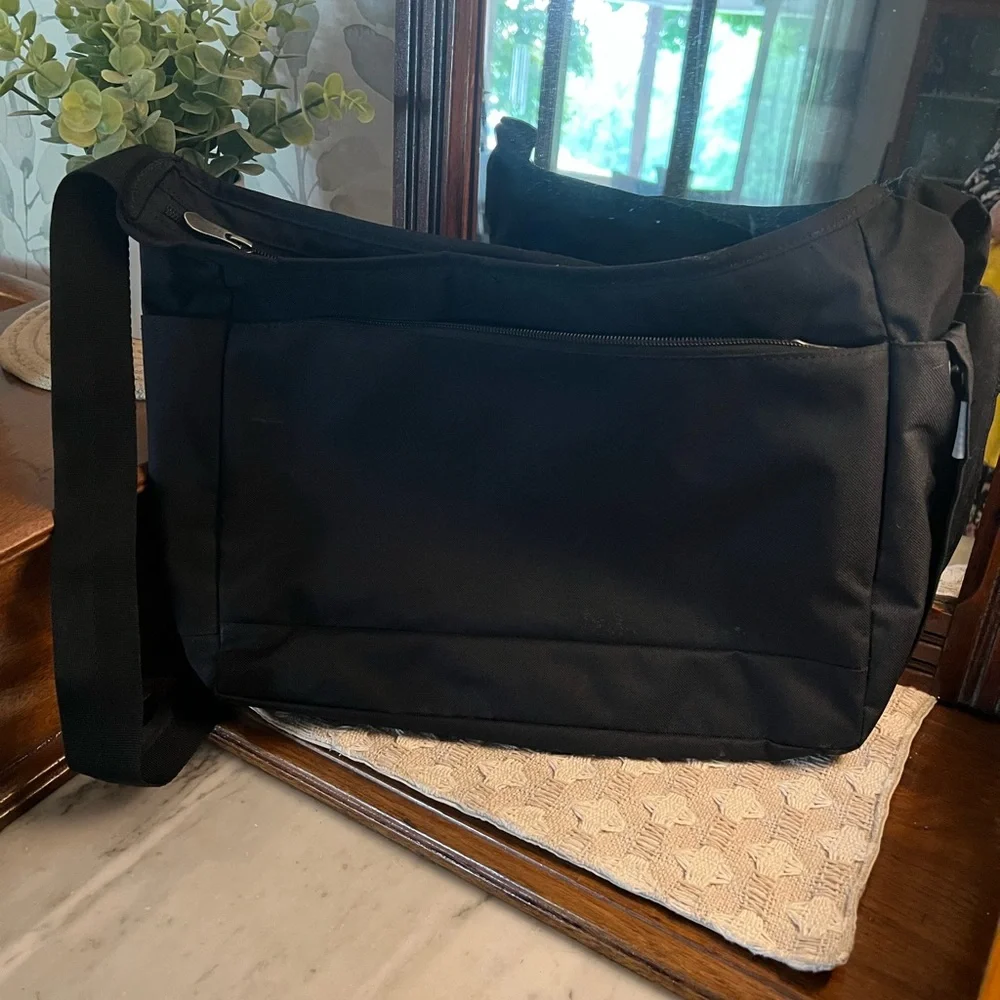 CABELA'S Classic Nylon Classic Crossbody Multi Pocket Travel Bag Black Adj Strap
